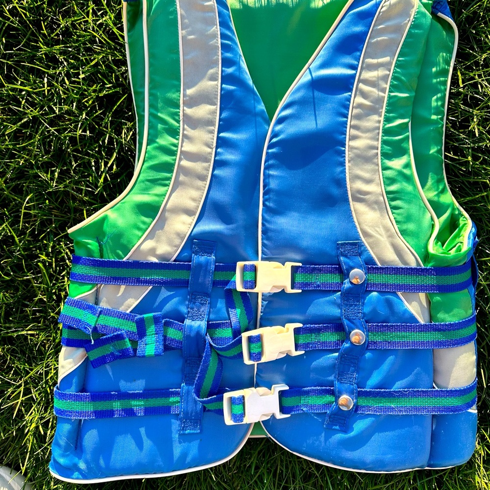 Adult life jacket size Medium